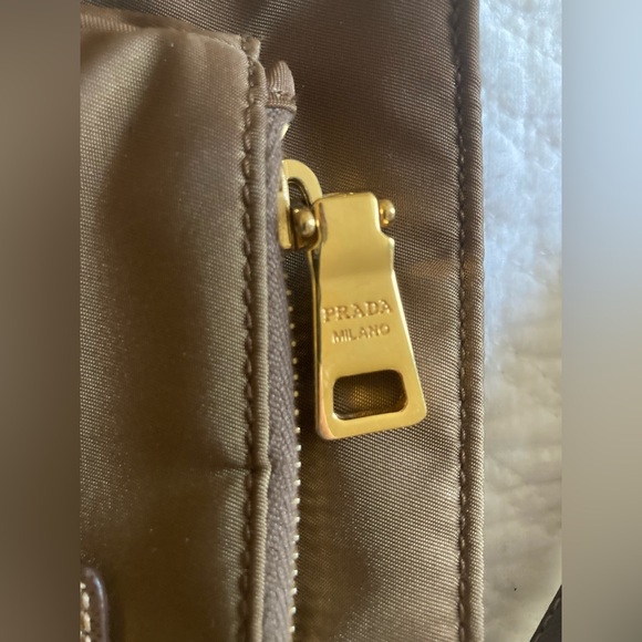 Authentic crossbody Prada nylon with leather strap and gold hardware - Picture 4 of 12